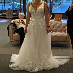 Beautiful NEW & UNWORN Eddy K - Lolana Wedding Dress size 6 (size 12 bridal)